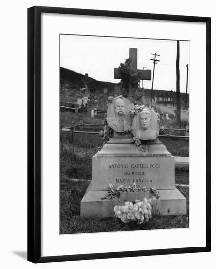 Gravestone in Bethlehem graveyard, Pennsylvania, 1935-Walker Evans-Framed Photographic Print