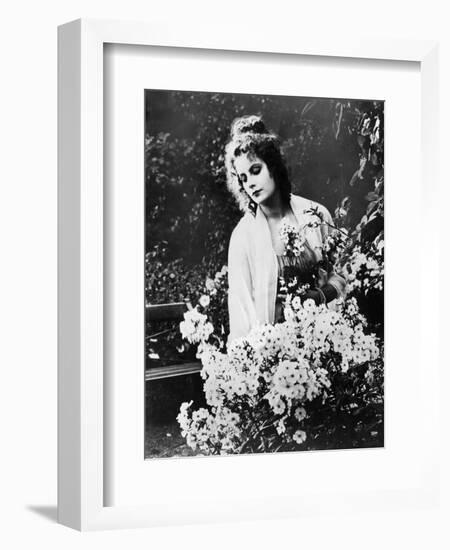 Greta Garbo (1905-1990)-null-Framed Giclee Print