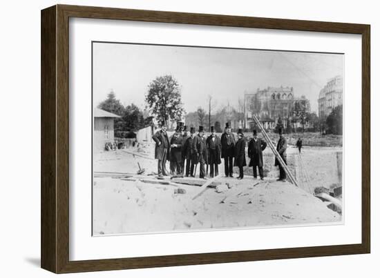 Groupe d'hommes coiffés de hauts de forme sur le chantier des fondations de la Tour-Louis-Emile Durandelle-Framed Giclee Print