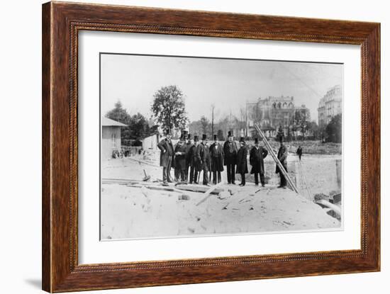 Groupe d'hommes coiffés de hauts de forme sur le chantier des fondations de la Tour-Louis-Emile Durandelle-Framed Giclee Print