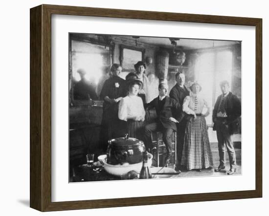 Groupe de personnes dont Picasso à droite et Fernande Olivier debout au deuxième plan-null-Framed Giclee Print