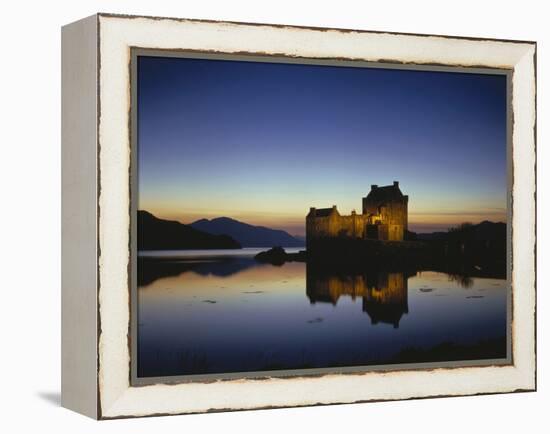 GrovŸbritanien, Schottland, Eilean Donan Castle Mit, Loch Duich Am Abend, Abendstimmung, Burg, See-Thonig-Framed Premier Image Canvas