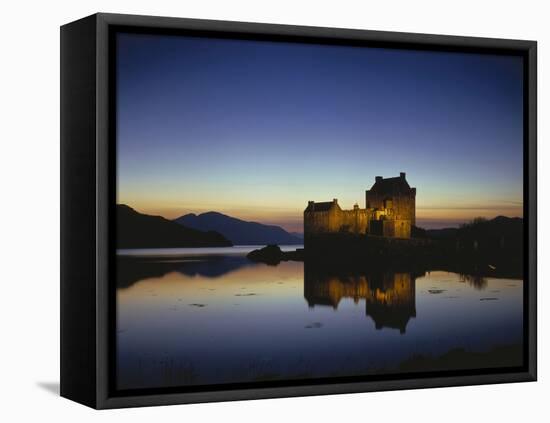 GrovŸbritanien, Schottland, Eilean Donan Castle Mit, Loch Duich Am Abend, Abendstimmung, Burg, See-Thonig-Framed Premier Image Canvas