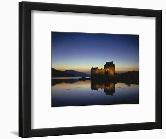 GrovŸbritanien, Schottland, Eilean Donan Castle Mit, Loch Duich Am Abend, Abendstimmung, Burg, See-Thonig-Framed Photographic Print