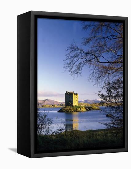 GrovŸbritannien, Schottland, Loch Linnhe, Stalcer Castle, Burgruine, Burg, Erbaut 14Jh-Thonig-Framed Premier Image Canvas