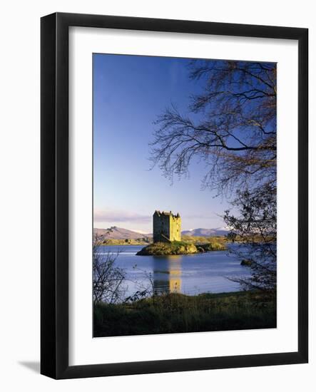 GrovŸbritannien, Schottland, Loch Linnhe, Stalcer Castle, Burgruine, Burg, Erbaut 14Jh-Thonig-Framed Photographic Print