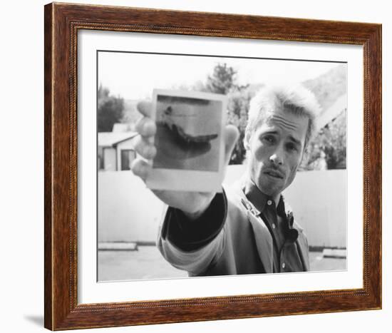 Guy Pearce, Memento (2000)-null-Framed Photo