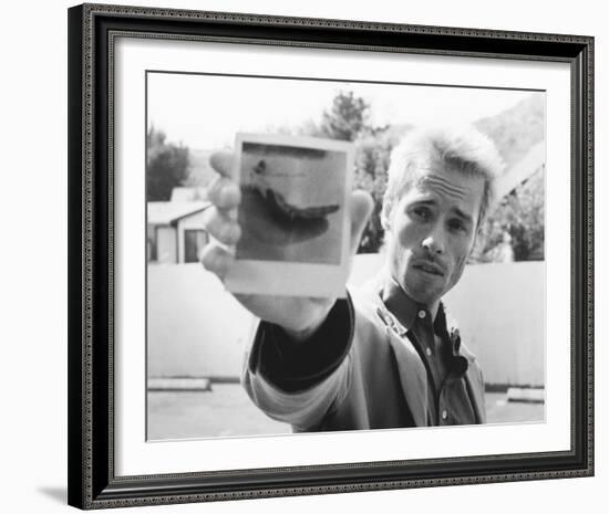 Guy Pearce, Memento (2000)-null-Framed Photo