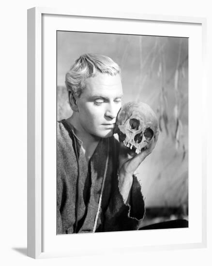 Hamlet, Laurence Olivier, 1948-null-Framed Photo