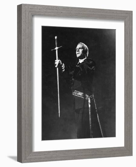 Hamlet, Laurence Olivier, 1948-null-Framed Photo