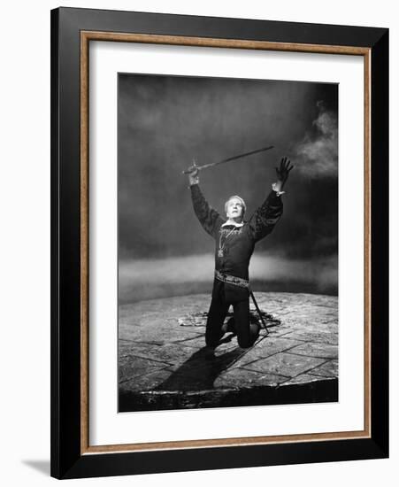 Hamlet, Laurence Olivier, 1948-null-Framed Photo