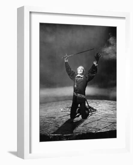 Hamlet, Laurence Olivier, 1948-null-Framed Photo