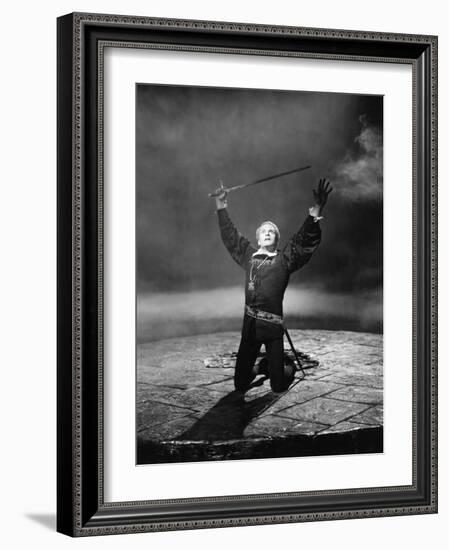 Hamlet, Laurence Olivier, 1948-null-Framed Photo