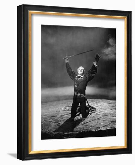 Hamlet, Laurence Olivier, 1948-null-Framed Premium Photographic Print