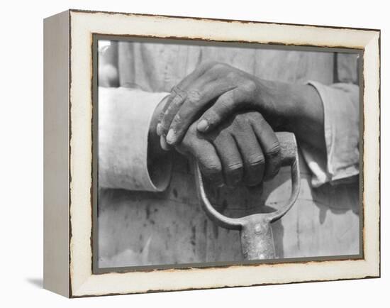 Hands of a Construction Worker, Mexico, 1926-Tina Modotti-Framed Premier Image Canvas