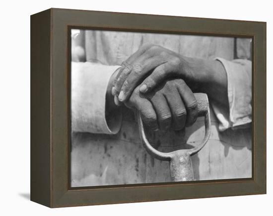 Hands of a Construction Worker, Mexico, 1926-Tina Modotti-Framed Premier Image Canvas