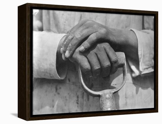 Hands of a Construction Worker, Mexico, 1926-Tina Modotti-Framed Premier Image Canvas