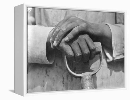 Hands of a Construction Worker, Mexico, 1926-Tina Modotti-Framed Premier Image Canvas