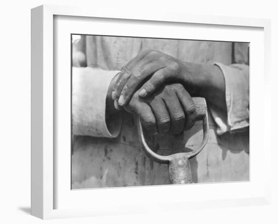 Hands of a Construction Worker, Mexico, 1926-Tina Modotti-Framed Photographic Print