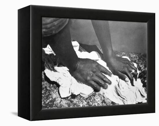 Hands of a Woman, Mexico, 1926-Tina Modotti-Framed Premier Image Canvas