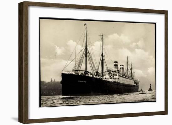 Hapag, Dampfschiff Cleveland in Fahrt Am Hafen-null-Framed Giclee Print