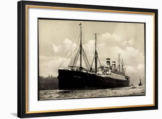 Hapag, Dampfschiff Cleveland in Fahrt Am Hafen-null-Framed Giclee Print