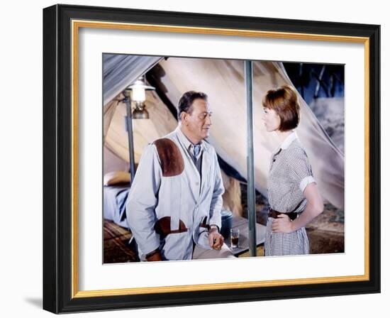 HATARI !, 1962 directed by HOWARD HAWKS John Wayne and Elsa Martinelli (photo)-null-Framed Photo