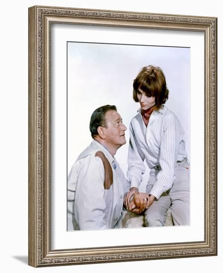 HATARI !, 1962 directed by HOWARD HAWKS John Wayne and Elsa Martinelli (photo)-null-Framed Photo