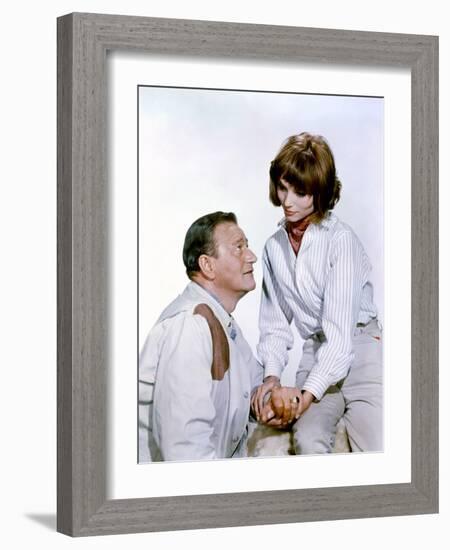 HATARI !, 1962 directed by HOWARD HAWKS John Wayne and Elsa Martinelli (photo)-null-Framed Photo