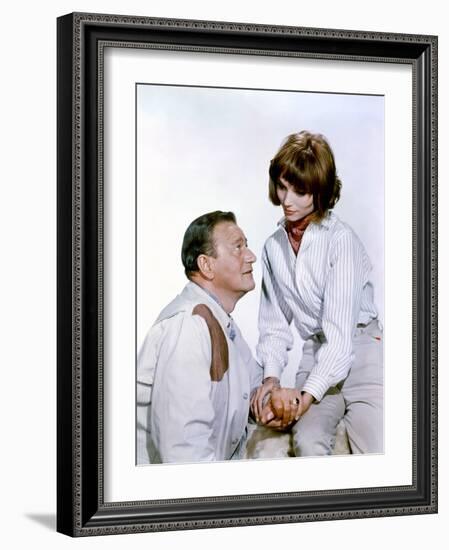 HATARI !, 1962 directed by HOWARD HAWKS John Wayne and Elsa Martinelli (photo)-null-Framed Photo