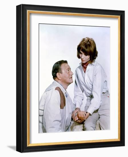 HATARI !, 1962 directed by HOWARD HAWKS John Wayne and Elsa Martinelli (photo)-null-Framed Photo