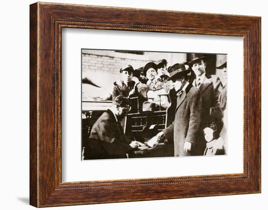 Head of the Anti-Rent League enrolling new members in New York USA, early 1919-Unknown-Framed Photographic Print