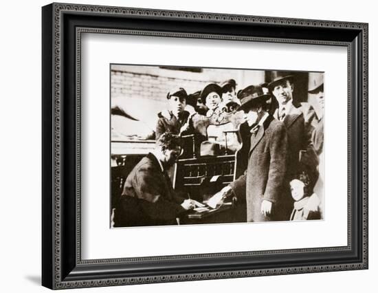 Head of the Anti-Rent League enrolling new members in New York USA, early 1919-Unknown-Framed Photographic Print