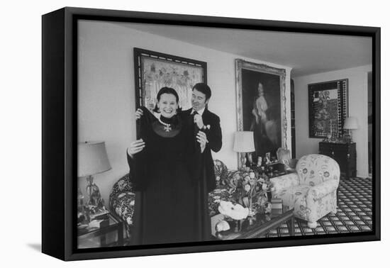 Heiress and Designer Gloria Vanderbilt at Home with Husband Wyatt Cooper, New York, 1974-Alfred Eisenstaedt-Framed Premier Image Canvas