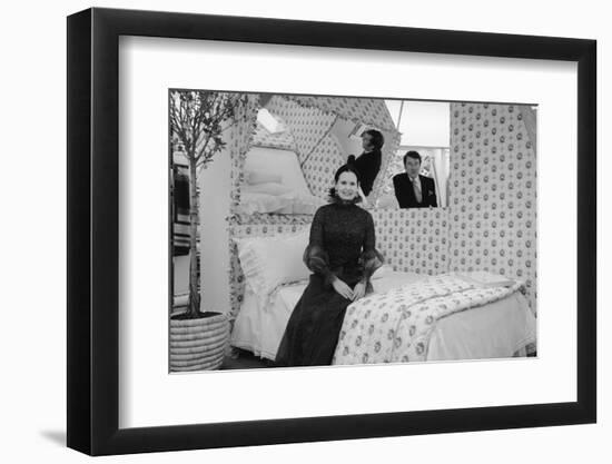 Heiress and Fashion Designer Gloria Vanderbilt with Husband Wyatt Cooper, New York, 1974-Alfred Eisenstaedt-Framed Photographic Print
