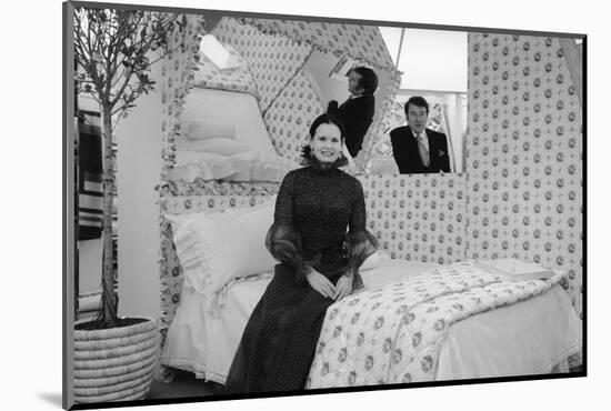 Heiress and Fashion Designer Gloria Vanderbilt with Husband Wyatt Cooper, New York, 1974-Alfred Eisenstaedt-Mounted Photographic Print