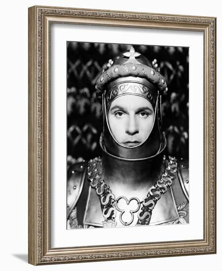 Henry V, Laurence Olivier As King Henry V, 1944-null-Framed Photo