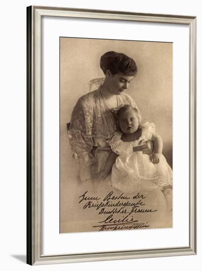 Herzogin Cecilie Mit Tochter, Perlenkette-null-Framed Giclee Print