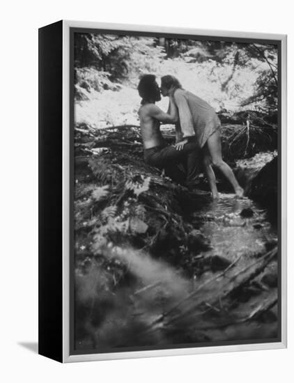 Hippie Couple Kissing at Woodstock Music Festival-Bill Eppridge-Framed Premier Image Canvas