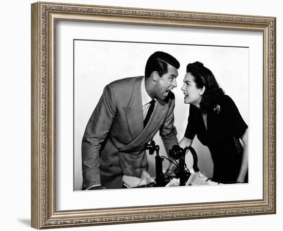 HIS GIRL FRIDAY, 1940 directed by HOWARD HAWKS Cary Grant and Rosalind Russell (b/w photo)-null-Framed Photo