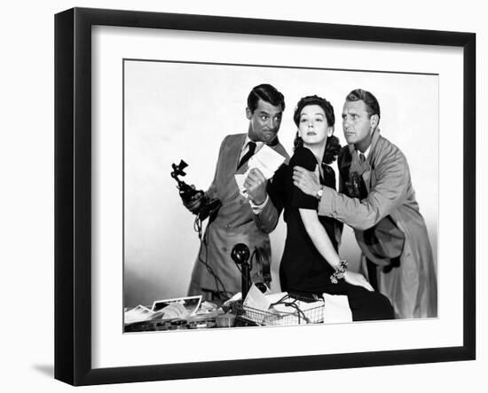 HIS GIRL FRIDAY, 1940 directed by HOWARD HAWKS Cary Grant, Rosalind Russell and Ralph Bellamy (b/w-null-Framed Photo