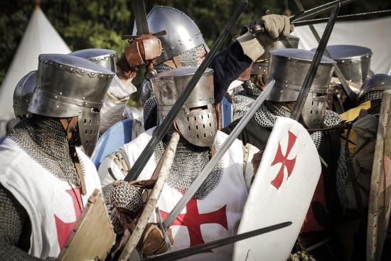 historical-reenactment-templar-knights-on-battlefield-crusades-13th-century_u-l-pv8min0.jpg