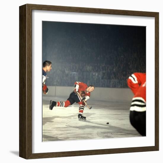 Hockey: Chicago Blackhawks Bobby Hull No.9 in Action, Shooting vs. NY Rangers-Bill Eppridge-Framed Premium Photographic Print