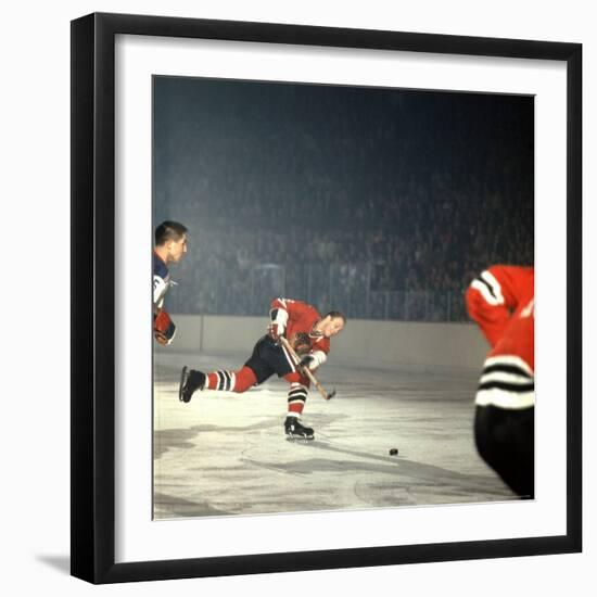 Hockey: Chicago Blackhawks Bobby Hull No.9 in Action, Shooting vs. NY Rangers-Bill Eppridge-Framed Premium Photographic Print