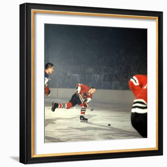 Hockey: Chicago Blackhawks Bobby Hull No.9 in Action, Shooting vs. NY Rangers-Bill Eppridge-Framed Premium Photographic Print