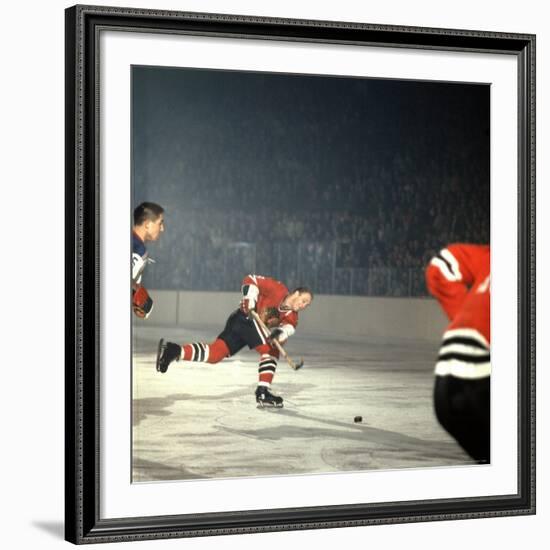 Hockey: Chicago Blackhawks Bobby Hull No.9 in Action, Shooting vs. NY Rangers-Bill Eppridge-Framed Premium Photographic Print