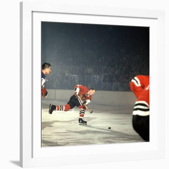 Hockey: Chicago Blackhawks Bobby Hull No.9 in Action, Shooting vs. NY Rangers-Bill Eppridge-Framed Premium Photographic Print