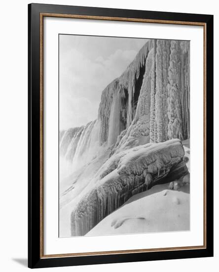 Horseshoe Falls Covered in Ice-Bettmann-Framed Photographic Print