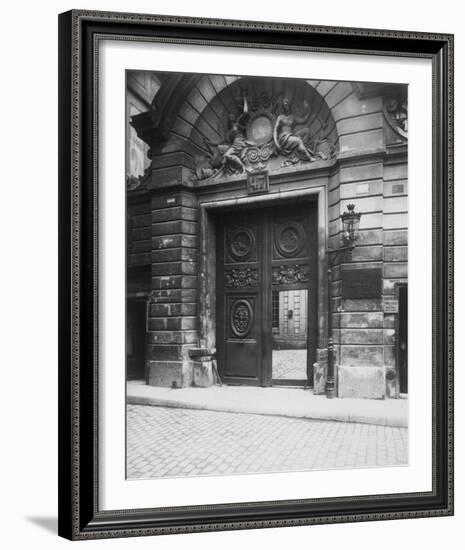 Hôtel des Ambassadeurs de Hollande, 1900-Eugene Atget-Framed Giclee Print