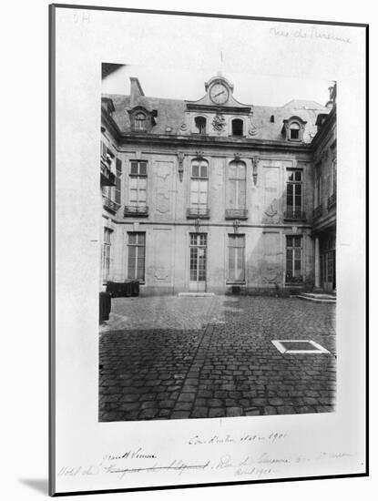 Hotel Du Grand Veneur in Paris, 60 Rue De Turenne, 1901-Eugene Atget-Mounted Giclee Print